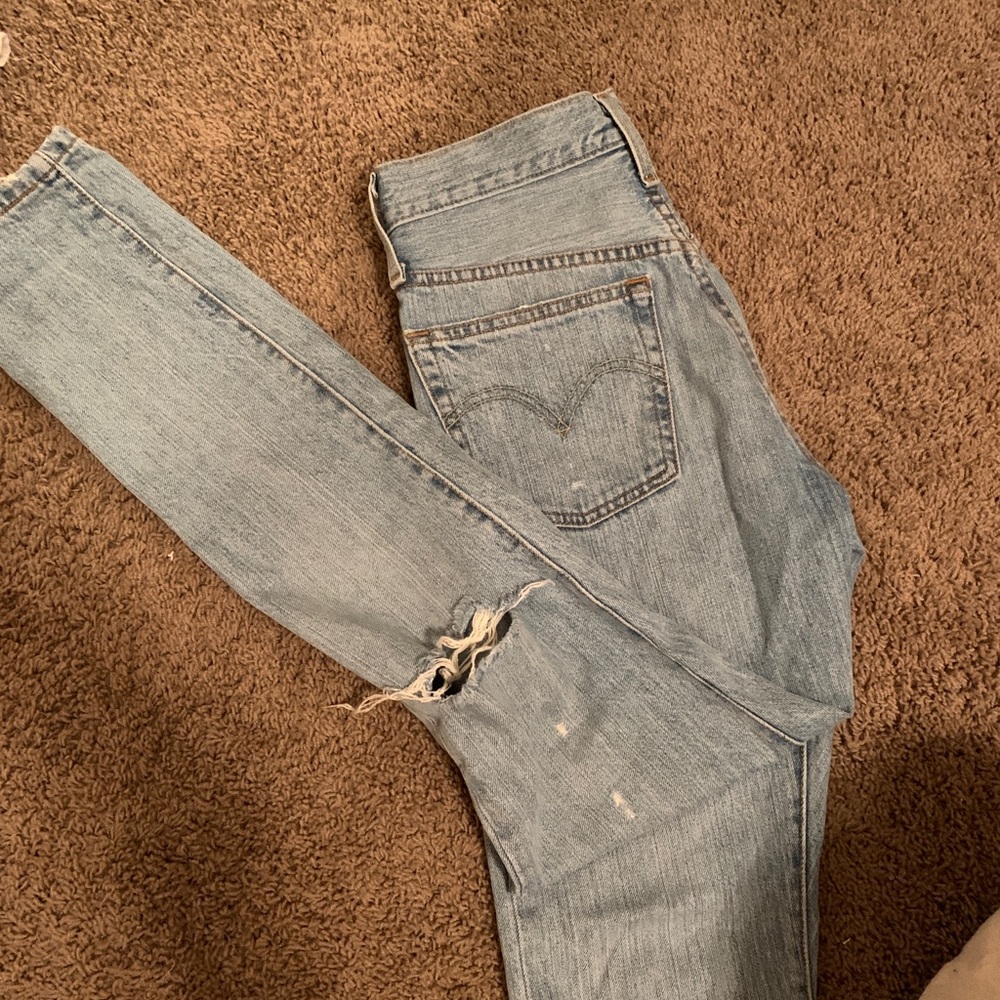 Levi’s - 501 Distressed Light Washed Size 24